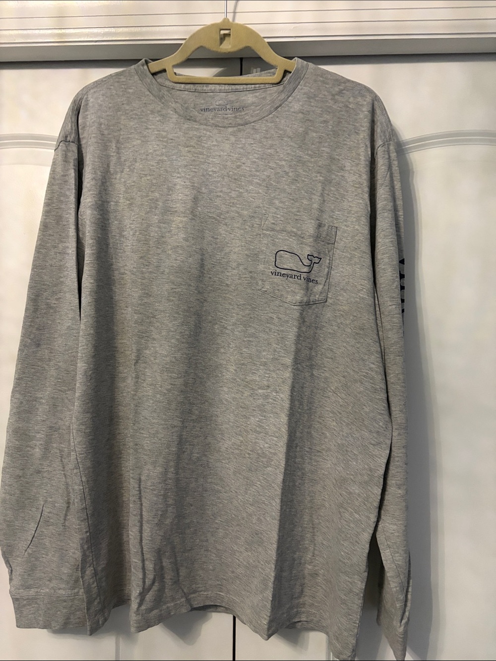 Vineyard Vines Men’s Long-Sleeve Pocket Tee - Light Gray with Navy Logo